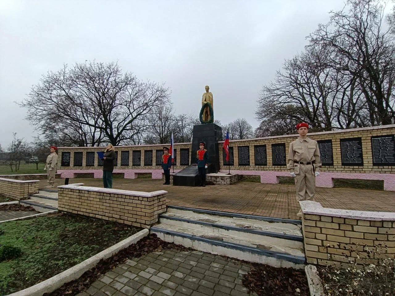 Юные патриоты Ноябрьска и Ольгинки несли почётную вахту у Вечного огня Юные патриоты Ноябрьска и Ольгинки несли почётную вахту у Вечного огня