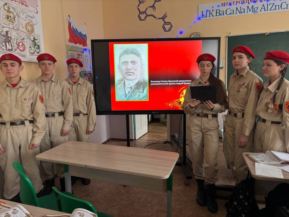 Скажи Героям Спасибо!. Юнармеец отряда ВПК «Пламя» штаба местного отделения городского округа Харцызска СШ № 4 ученица из 9-А класса Столика Дарья, рассказала насколько важно помнить о военных событий и раскрыла суть... Скажи Героям Спасибо!. Юнармеец отряда ВПК «Пламя» штаба местного отделения городского округа Харцызска СШ № 4 ученица из 9-А класса Столика Дарья, рассказала насколько важно помнить о военных событий и раскрыла суть...