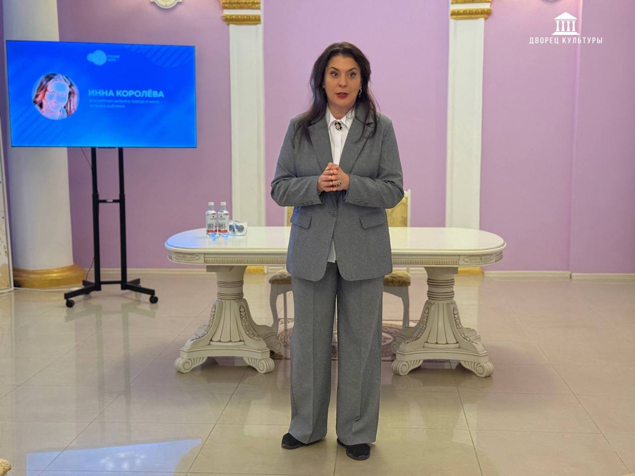 10 декабря российская актриса театра, кино и дубляжа Инна Королёва встретилась с воспитанниками образцового театрального коллектива «Браво» и народного театрального коллектива «Факел» в Харцызском городском Дворце культуры 10 декабря российская актриса театра, кино и дубляжа Инна Королёва встретилась с воспитанниками образцового театрального коллектива «Браво» и народного театрального коллектива «Факел» в Харцызском городском Дворце культуры