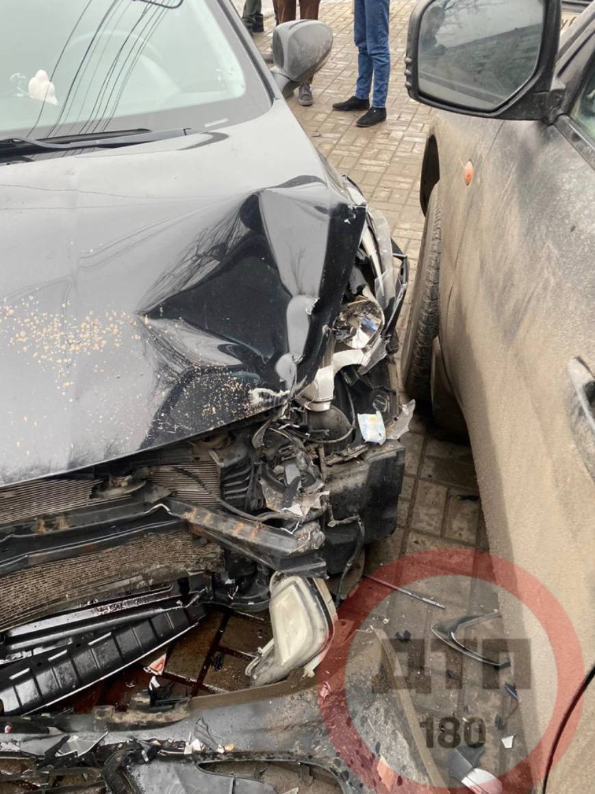 ДТП произошло на пр. Ленинградском в Мариуполе ДТП произошло на пр. Ленинградском в Мариуполе