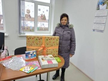 Новогодний подарок от работников ЗАГСа Ямала вручили подшефной семье в Волновахе