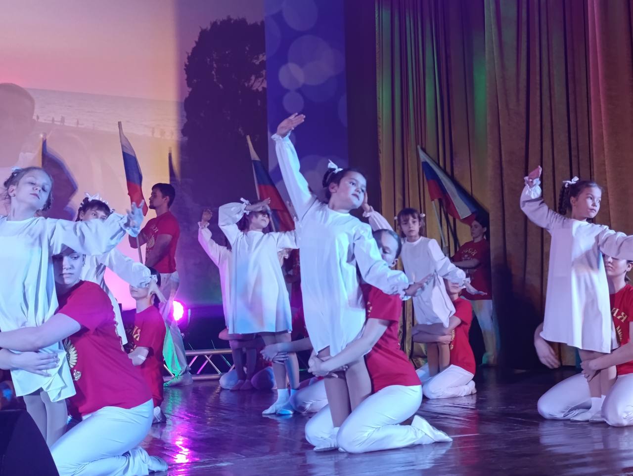 В Снежном прошёл концерт ко Дню Героев Отечества В Снежном прошёл концерт ко Дню Героев Отечества