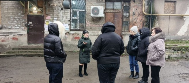 Сегодня, 11 декабря, спикер Елена Минакова провела встречу по адресу: г. Макеевка, кв-л Металлург, 7, во исполнение поручения Главы Донецкой Народной Республики Дениса Пушилина