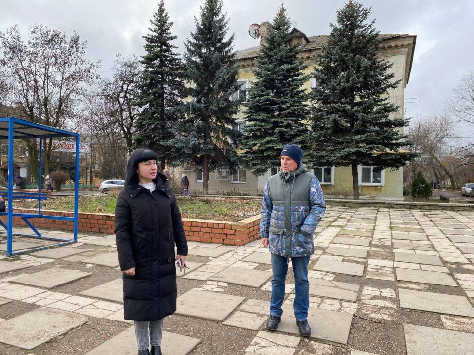 Евгений Поплавский: Вместе с заместителем по социальным вопросам Юлией Михайленко выбирали площадку для главной новогодней ёлки города Зугрэса Евгений Поплавский: Вместе с заместителем по социальным вопросам Юлией Михайленко выбирали площадку для главной новогодней ёлки города Зугрэса