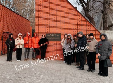 Алексей Кулемзин: В рамках мероприятий, посвящённых 80-летию Победы в Великой Отечественной войне, донецкие школьники продолжают посещать мемориальные комплексы и памятные места города