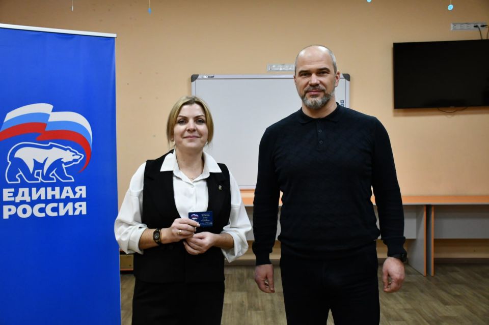 11 декабря глава муниципального образования городского округа Дебальцево, секретарь местного отделения Всероссийской политической партии «Единая Россия» Сергей Желновач торжественно вручил членские билеты и нагрудные значки... 11 декабря глава муниципального образования городского округа Дебальцево, секретарь местного отделения Всероссийской политической партии «Единая Россия» Сергей Желновач торжественно вручил членские билеты и нагрудные значки...