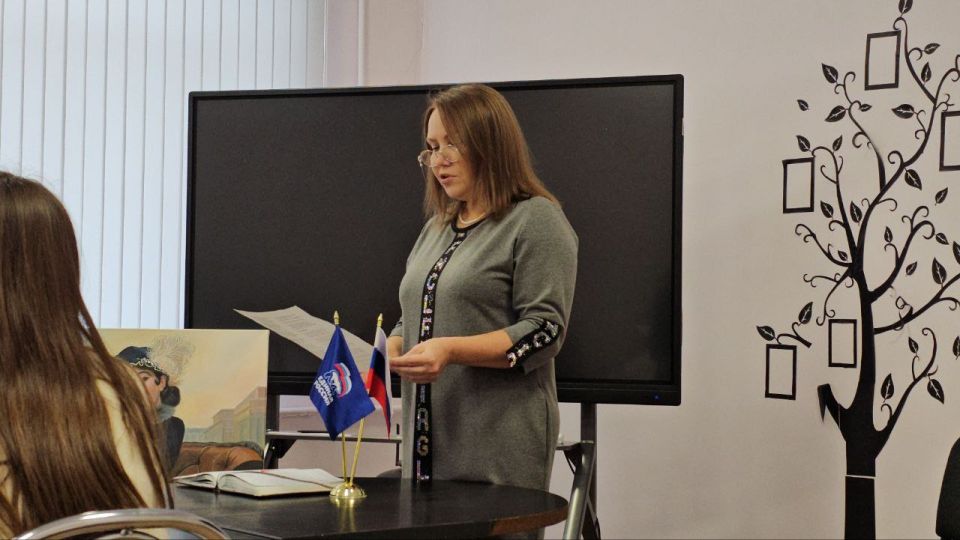Встреча с прекрасным: художница Наталья Майборода поделилась секретами мастерства с учениками первой школы Ясиноватой! Встреча с прекрасным: художница Наталья Майборода поделилась секретами мастерства с учениками первой школы Ясиноватой!
