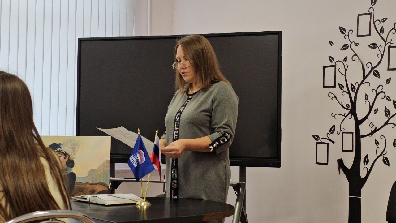 Встреча с прекрасным: художница Наталья Майборода поделилась секретами мастерства с учениками первой школы Ясиноватой! Встреча с прекрасным: художница Наталья Майборода поделилась секретами мастерства с учениками первой школы Ясиноватой!