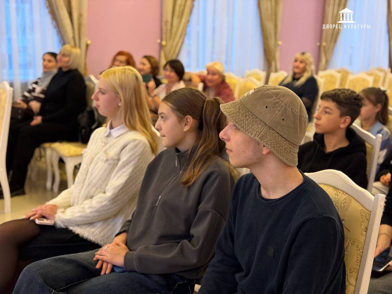 10 декабря российская актриса театра, кино и дубляжа Инна Королёва встретилась с воспитанниками образцового театрального коллектива «Браво» и народного театрального коллектива «Факел» в Харцызском городском Дворце культуры 10 декабря российская актриса театра, кино и дубляжа Инна Королёва встретилась с воспитанниками образцового театрального коллектива «Браво» и народного театрального коллектива «Факел» в Харцызском городском Дворце культуры