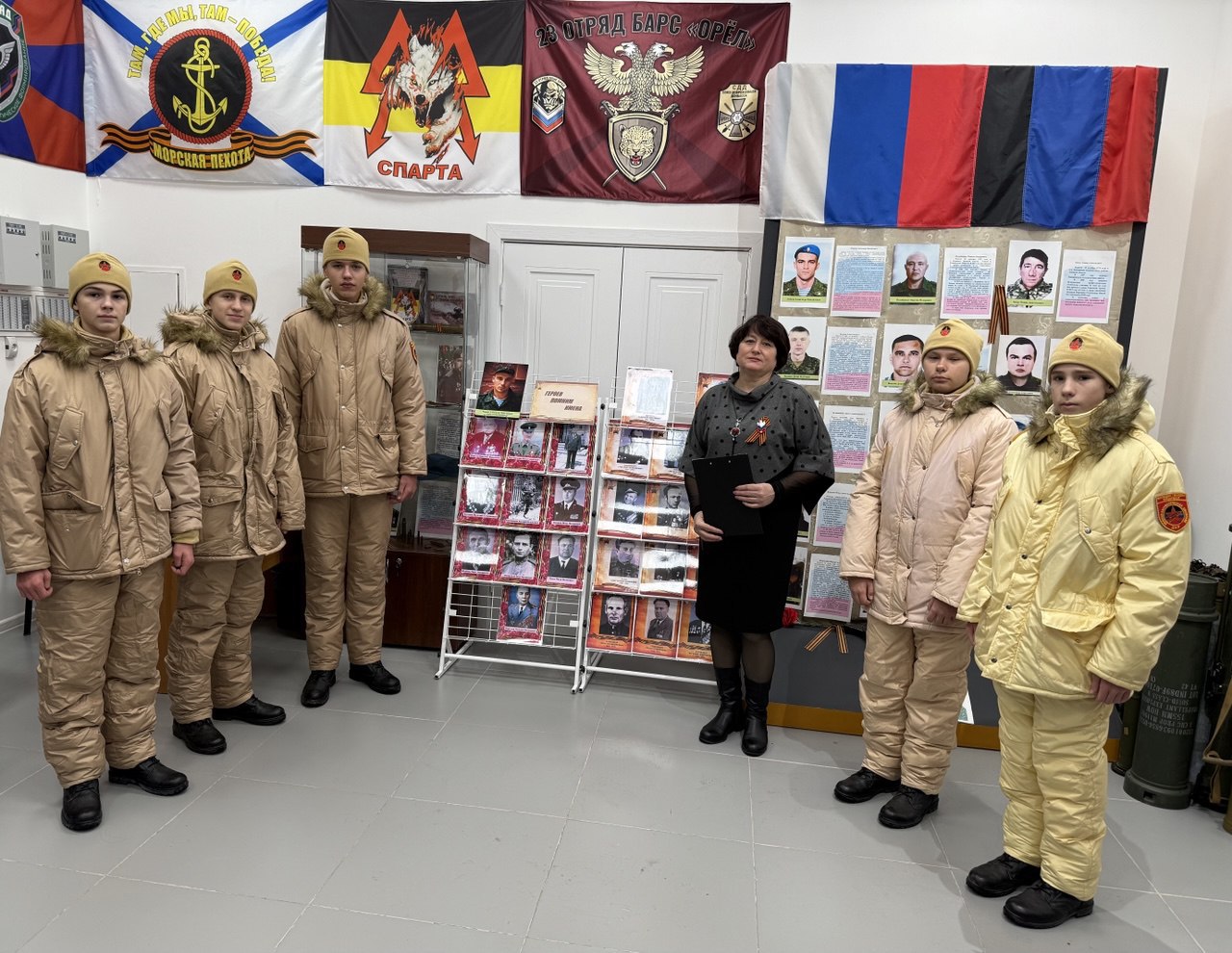 В Волновахском окружном историко-краеведческом музее открыта выставка «Героев помним имена», приуроченная ко Дню Героев Отечества