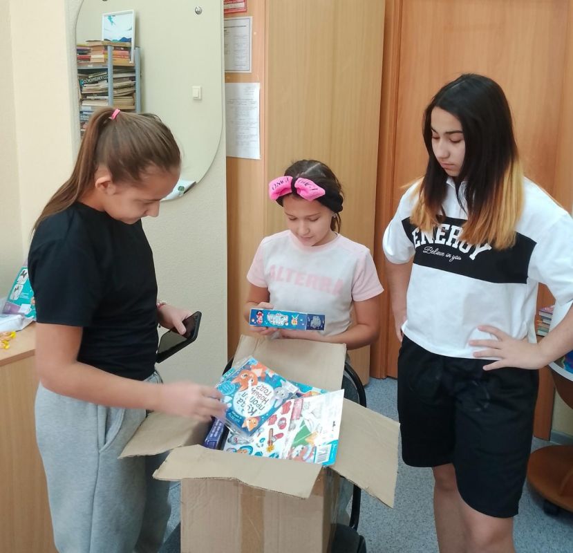 Воспитанники детского дома Хабаровского края передали новогоднюю посылку в Дебальцево Воспитанники детского дома Хабаровского края передали новогоднюю посылку в Дебальцево