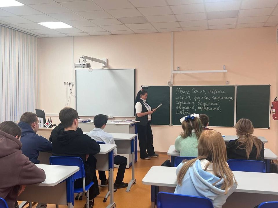 Сегодня,совместно со специалистами ГКУ «Дебальцевский городской центр занятости» проведён профориентационный урок «Твой главный выбор» для учащихся ГБОУ «Школа №2 г.о. Дебальцево» по партийному проекту «Выбирай свое» Сегодня,совместно со специалистами ГКУ «Дебальцевский городской центр занятости» проведён профориентационный урок «Твой главный выбор» для учащихся ГБОУ «Школа №2 г.о. Дебальцево» по партийному проекту «Выбирай свое»