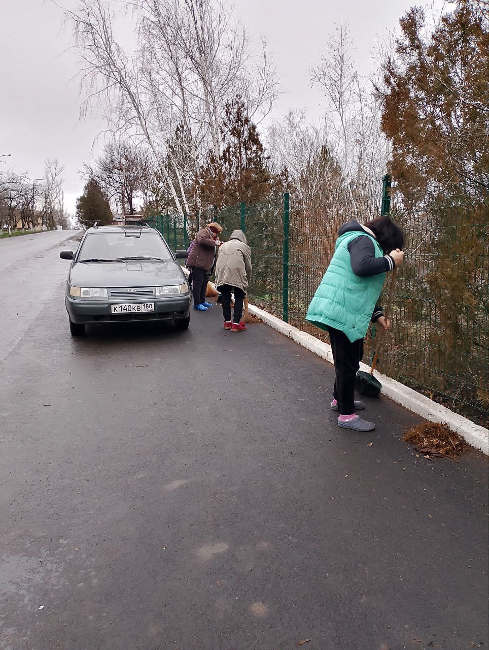 Сегодня, 11 декабря, несмотря на сырую погоду, в рамках партийного проекта Единой России "Городская среда", а также традиционной экологической акции «Чистый четверг» жители населенных пунктов Тельмановского округа приняли... Сегодня, 11 декабря, несмотря на сырую погоду, в рамках партийного проекта Единой России "Городская среда", а также традиционной экологической акции «Чистый четверг» жители населенных пунктов Тельмановского округа приняли...