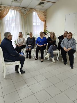 Сегодня, 11 декабря 2025 года, по поручению Главы Республики Дениса Пушилина, депутат Донецкого городского Совета ДНР Сергей Ткаченко провел встречу с трудовым коллективом Кировского отдела записи гражданского состояния г....