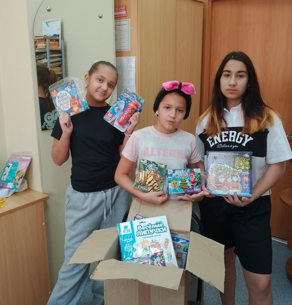 Воспитанники детского дома Хабаровского края передали новогоднюю посылку в Дебальцево Воспитанники детского дома Хабаровского края передали новогоднюю посылку в Дебальцево