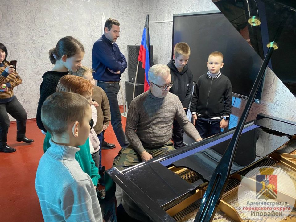 Денис Зубов: Сегодня в МБУДО «Детская школа искусств» состоялся концерт пианиста, певца, композитора – «российского короля рок-н-ролла» Дениса Мажукова Денис Зубов: Сегодня в МБУДО «Детская школа искусств» состоялся концерт пианиста, певца, композитора – «российского короля рок-н-ролла» Дениса Мажукова