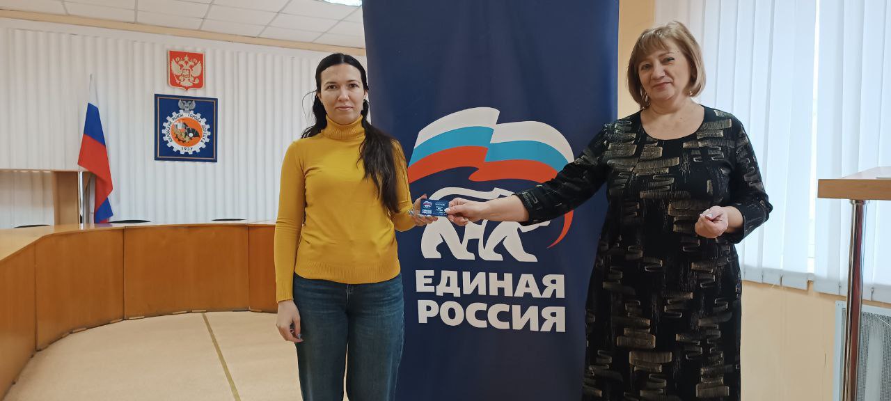 Сегодня, 11 декабря 2025 года, управляющий делами Управы Людмила Аринович совместно с депутатом Донецкого городского Совета ДНР Асей Горшковой провели торжественное вручение партийных билетов Единой России Сегодня, 11 декабря 2025 года, управляющий делами Управы Людмила Аринович совместно с депутатом Донецкого городского Совета ДНР Асей Горшковой провели торжественное вручение партийных билетов Единой России