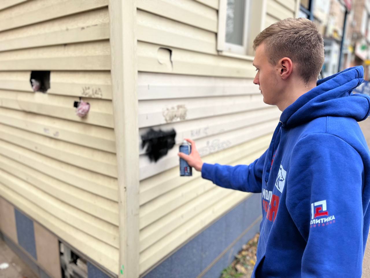 Борьба с пропагандой. Активисты Никитовского районного штаба Молодёжки Горловки провели работу по удалению негативной рекламы Борьба с пропагандой. Активисты Никитовского районного штаба Молодёжки Горловки провели работу по удалению негативной рекламы