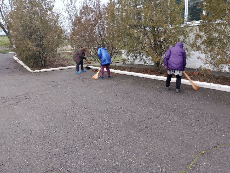 Наталья Великодная: Сегодня, 11 декабря, несмотря на сырую погоду, в рамках партийного проекта Единой России "Городская среда", а также традиционной экологической акции «Чистый четверг» жители населенных пунктов... Наталья Великодная: Сегодня, 11 декабря, несмотря на сырую погоду, в рамках партийного проекта Единой России "Городская среда", а также традиционной экологической акции «Чистый четверг» жители населенных пунктов...
