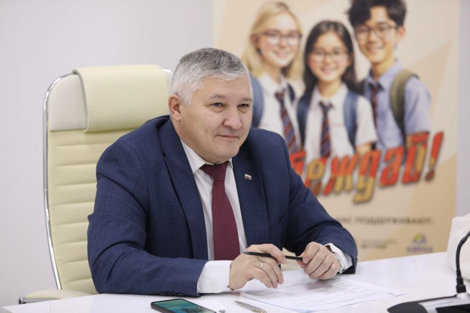 Прямо сейчас идет защита проектов школьников из подшефного города Докучаевска Донецкой Народной Республики Прямо сейчас идет защита проектов школьников из подшефного города Докучаевска Донецкой Народной Республики