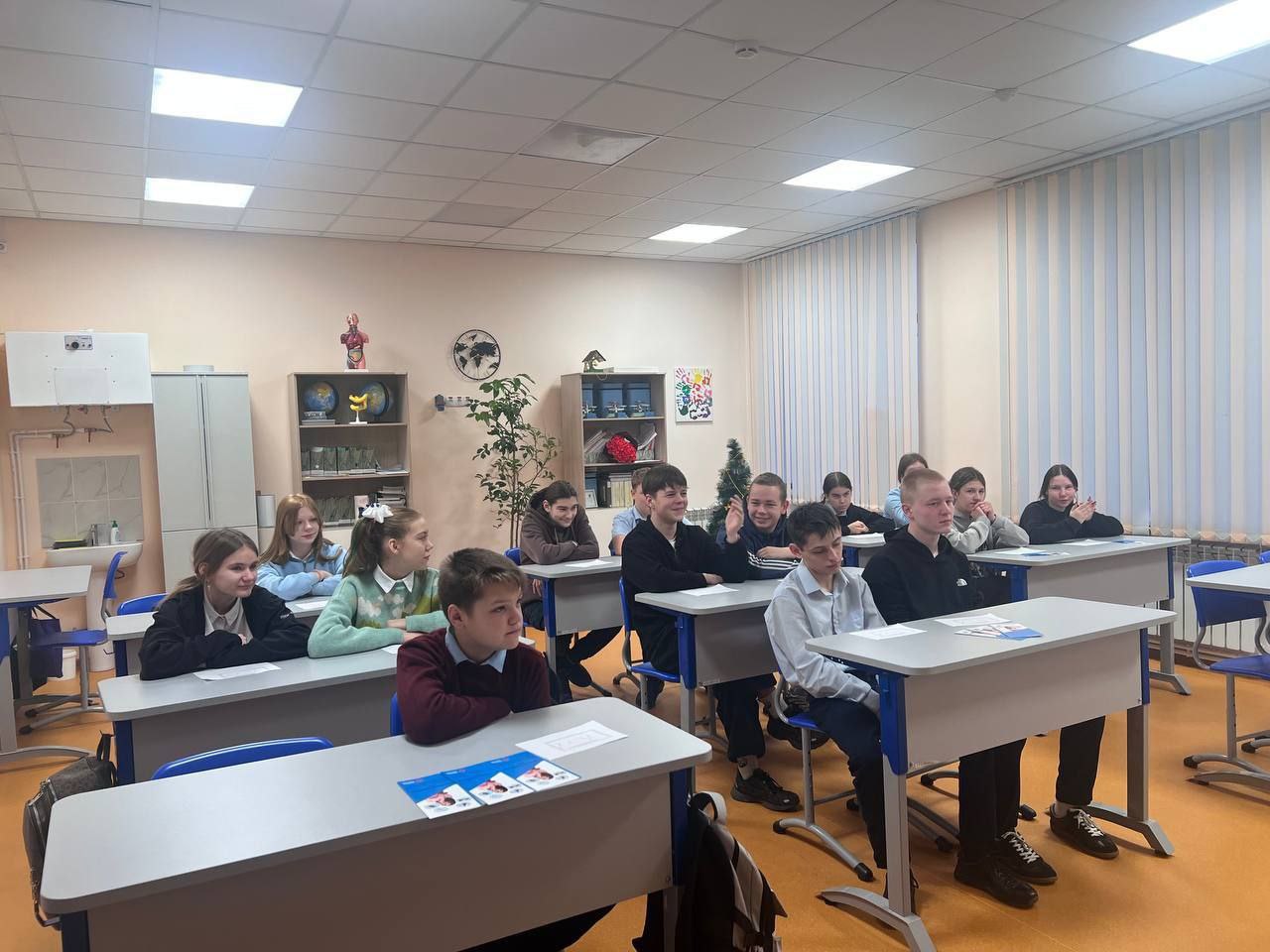 Сегодня,совместно со специалистами ГКУ «Дебальцевский городской центр занятости» проведён профориентационный урок «Твой главный выбор» для учащихся ГБОУ «Школа №2 г.о. Дебальцево» по партийному проекту «Выбирай свое» Сегодня,совместно со специалистами ГКУ «Дебальцевский городской центр занятости» проведён профориентационный урок «Твой главный выбор» для учащихся ГБОУ «Школа №2 г.о. Дебальцево» по партийному проекту «Выбирай свое»