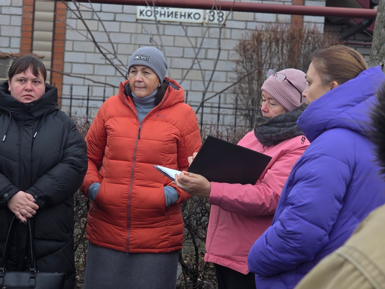 Иван Адамец: Управляющий делами администрации городского округа Донецк Юлия Сницарь провела встречу с жителями улицы Корниенко для обсуждения актуальных вопросов Иван Адамец: Управляющий делами администрации городского округа Донецк Юлия Сницарь провела встречу с жителями улицы Корниенко для обсуждения актуальных вопросов