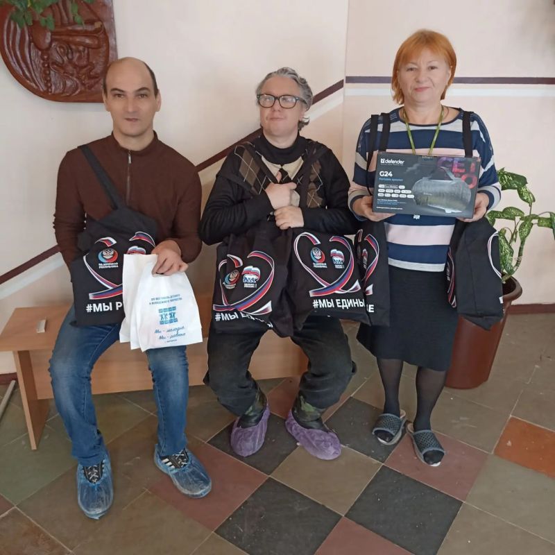 В Кировском подходит к завершению вручение подарков участникам Фестиваля «Мы – молодые, мы – равные» В Кировском подходит к завершению вручение подарков участникам Фестиваля «Мы – молодые, мы – равные»