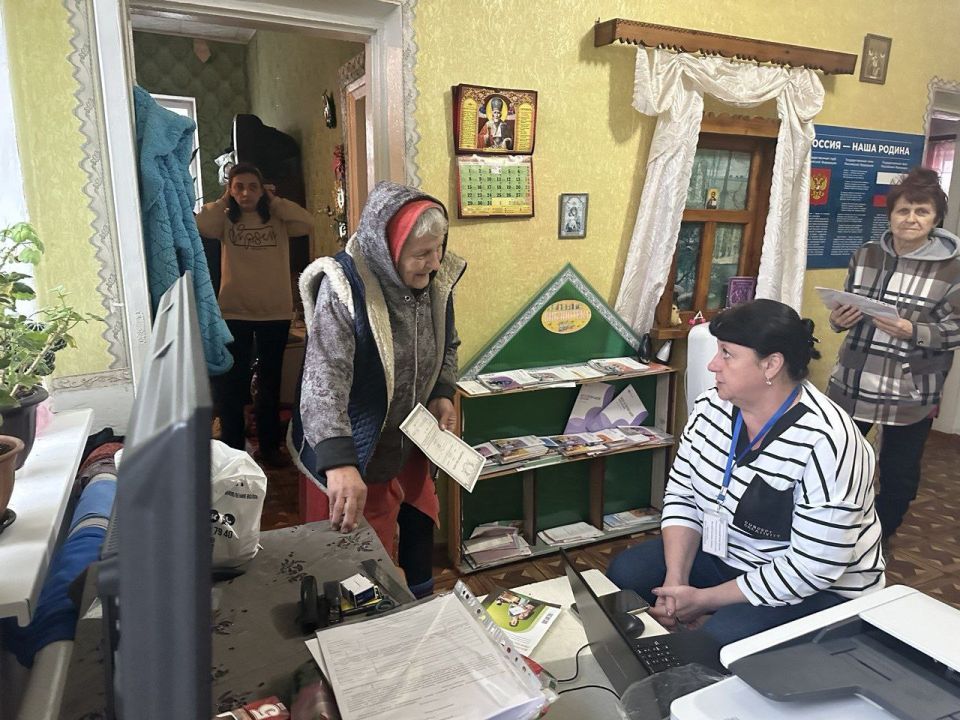 Вчера в пункте временного проживания в посёлке Бахчевик сотрудники клиентской службы, действующей на правах отдела, Тельмановского района Отделения Фонда пенсионного и социального страхования Российской Федерации по Донецкой... Вчера в пункте временного проживания в посёлке Бахчевик сотрудники клиентской службы, действующей на правах отдела, Тельмановского района Отделения Фонда пенсионного и социального страхования Российской Федерации по Донецкой...