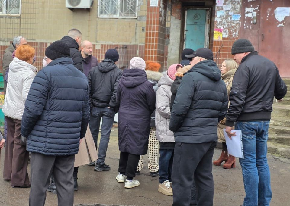 Иван Адамец: Первый заместитель руководителя Управы Куйбышевского района Алина Волкова и депутаты Донецкого городского совета встретились с жителями дома №39 по улице Сомова Иван Адамец: Первый заместитель руководителя Управы Куйбышевского района Алина Волкова и депутаты Донецкого городского совета встретились с жителями дома №39 по улице Сомова