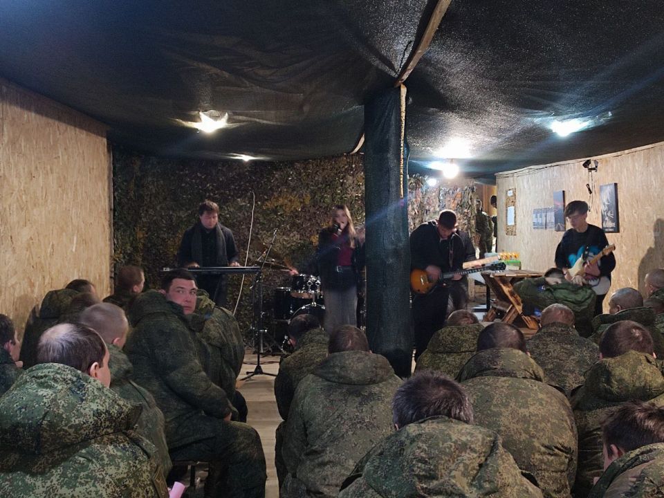 В честь празднования Дня Героев Отечества в одной из воинских частей прошёл особенный концерт «Для Вас, Герои!» В честь празднования Дня Героев Отечества в одной из воинских частей прошёл особенный концерт «Для Вас, Герои!»