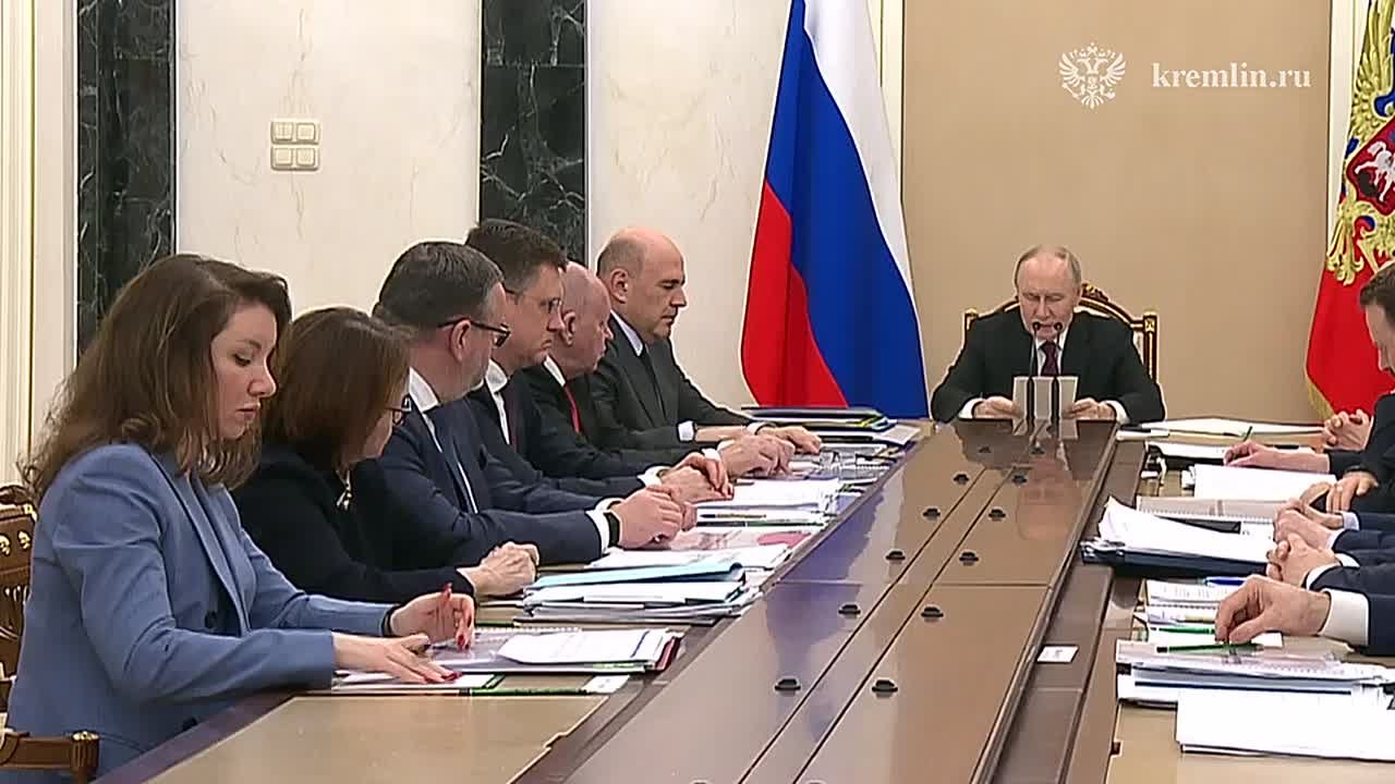 Владимир Путин: «Со следующего года будет введена новая мера поддержки семей с двумя и более детьми, так называемая семейная выплата»
