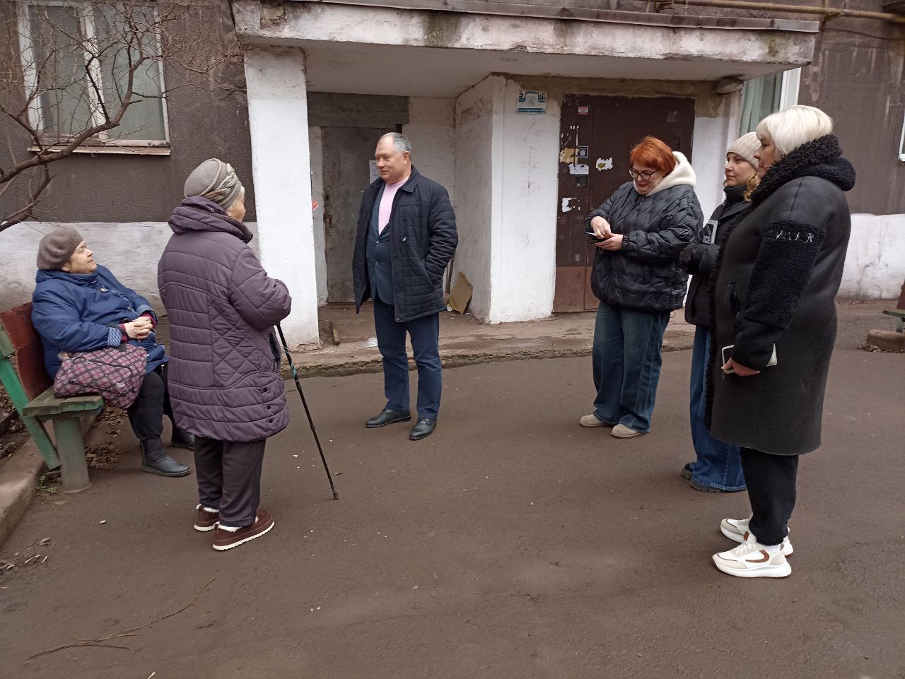 Игорь Мартынов: Встречи с населением. 11 декабря заместитель главы администрации муниципального образования городского округа Енакиево Сергей Божик провел выездные встречи с населением по адресам: г. Енакиево, пр. Ленина, д.... Игорь Мартынов: Встречи с населением. 11 декабря заместитель главы администрации муниципального образования городского округа Енакиево Сергей Божик провел выездные встречи с населением по адресам: г. Енакиево, пр. Ленина, д....