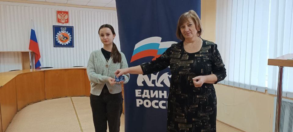 Сегодня, 11 декабря 2025 года, управляющий делами Управы Людмила Аринович совместно с депутатом Донецкого городского Совета ДНР Асей Горшковой провели торжественное вручение партийных билетов Единой России Сегодня, 11 декабря 2025 года, управляющий делами Управы Людмила Аринович совместно с депутатом Донецкого городского Совета ДНР Асей Горшковой провели торжественное вручение партийных билетов Единой России