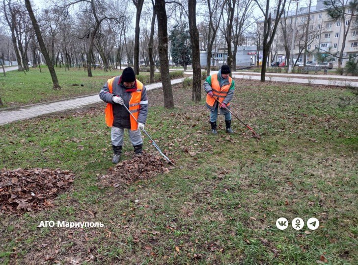 В Мариуполе коммунальщики продолжают благоустройство зеленых зон