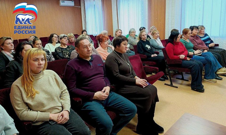 Михаил Меренков: В рамках партпроекта Единой России «Школа ЖКХ» заместитель руководителя Управы Буденновского внутригородского района г. Донецка Олег Ефремов совместно с депутатом Донецкого городского совета Николаем... Михаил Меренков: В рамках партпроекта Единой России «Школа ЖКХ» заместитель руководителя Управы Буденновского внутригородского района г. Донецка Олег Ефремов совместно с депутатом Донецкого городского совета Николаем...