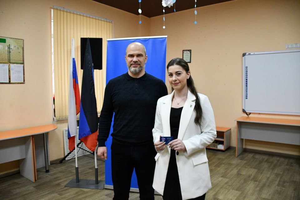 11 декабря глава муниципального образования городского округа Дебальцево, секретарь местного отделения Всероссийской политической партии «Единая Россия» Сергей Желновач торжественно вручил членские билеты и нагрудные значки... 11 декабря глава муниципального образования городского округа Дебальцево, секретарь местного отделения Всероссийской политической партии «Единая Россия» Сергей Желновач торжественно вручил членские билеты и нагрудные значки...