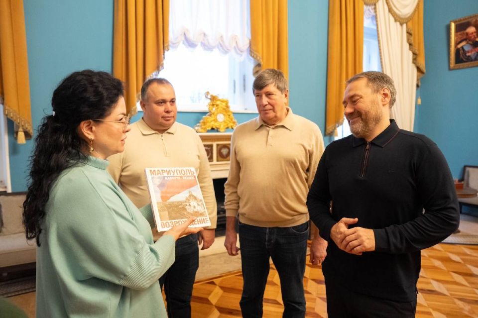 Председатель Общественного совета муниципального образования городской округ Мариуполь Бодягина Инесса Игоревна передала Председателю Законодательного собрания Санкт-Петербурга Бельскому Александру Николаевичу книгу... Председатель Общественного совета муниципального образования городской округ Мариуполь Бодягина Инесса Игоревна передала Председателю Законодательного собрания Санкт-Петербурга Бельскому Александру Николаевичу книгу...