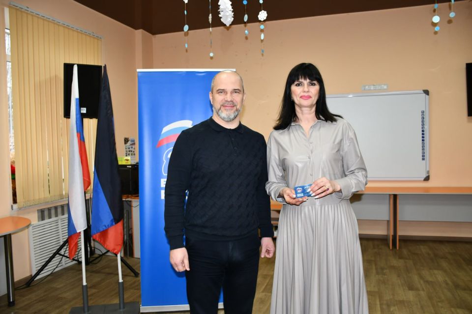 11 декабря глава муниципального образования городского округа Дебальцево, секретарь местного отделения Всероссийской политической партии «Единая Россия» Сергей Желновач торжественно вручил членские билеты и нагрудные значки... 11 декабря глава муниципального образования городского округа Дебальцево, секретарь местного отделения Всероссийской политической партии «Единая Россия» Сергей Желновач торжественно вручил членские билеты и нагрудные значки...