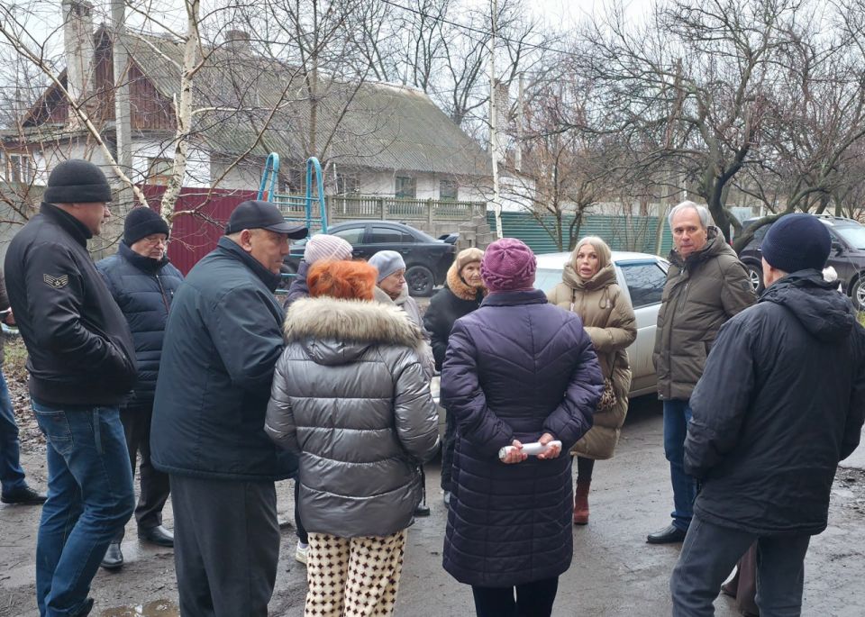 Иван Адамец: Первый заместитель руководителя Управы Куйбышевского района Алина Волкова и депутаты Донецкого городского совета встретились с жителями дома №39 по улице Сомова Иван Адамец: Первый заместитель руководителя Управы Куйбышевского района Алина Волкова и депутаты Донецкого городского совета встретились с жителями дома №39 по улице Сомова