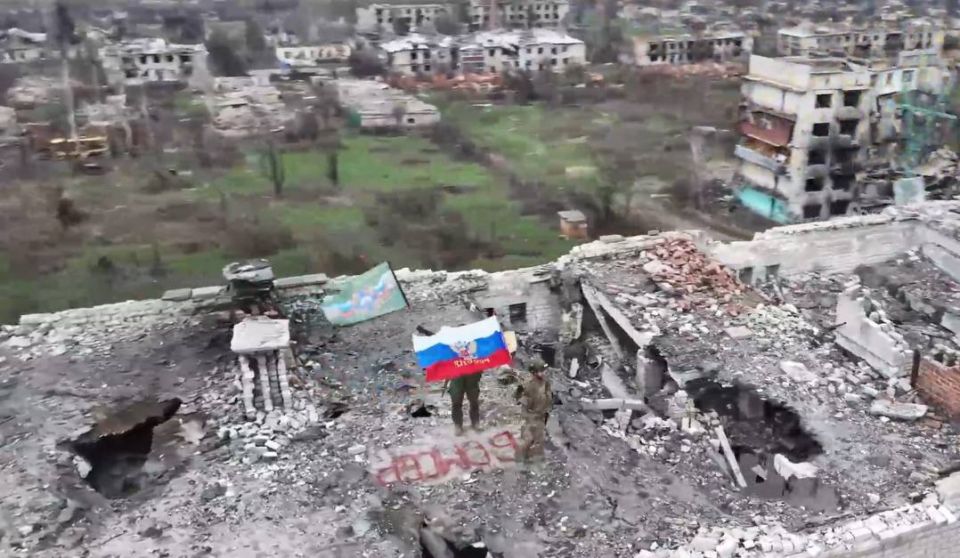 ОСВОБОЖДЕНИЕ СЕВЕРСКА.. Русские бойцы демонстрируют флаги России и подразделений в еще одном русском городе ДНР. На видео бойцы присутствуют на западной окраине и на севере Северска ОСВОБОЖДЕНИЕ СЕВЕРСКА.. Русские бойцы демонстрируют флаги России и подразделений в еще одном русском городе ДНР. На видео бойцы присутствуют на западной окраине и на севере Северска