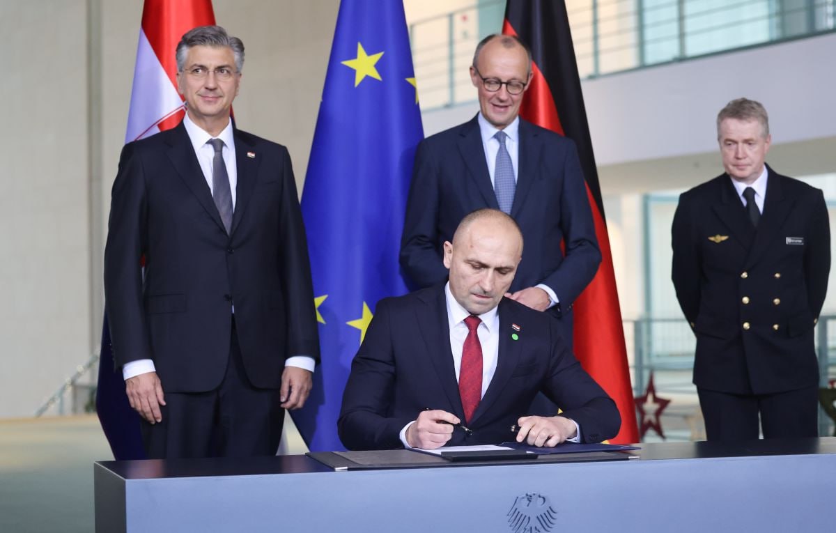 Гаубицы французские, танки немецкие, армия славянская