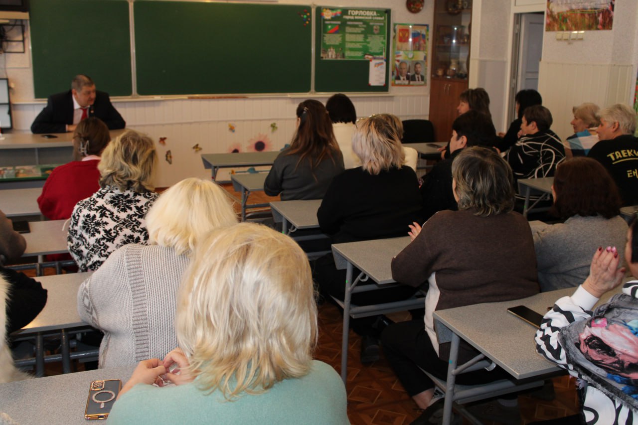 Иван Приходько: Во исполнение поручения Главы Донецкой Народной Республики Дениса Владимировича Пушилина сегодня провел встречу с одним из трудовых коллективов городского округа Горловка Иван Приходько: Во исполнение поручения Главы Донецкой Народной Республики Дениса Владимировича Пушилина сегодня провел встречу с одним из трудовых коллективов городского округа Горловка