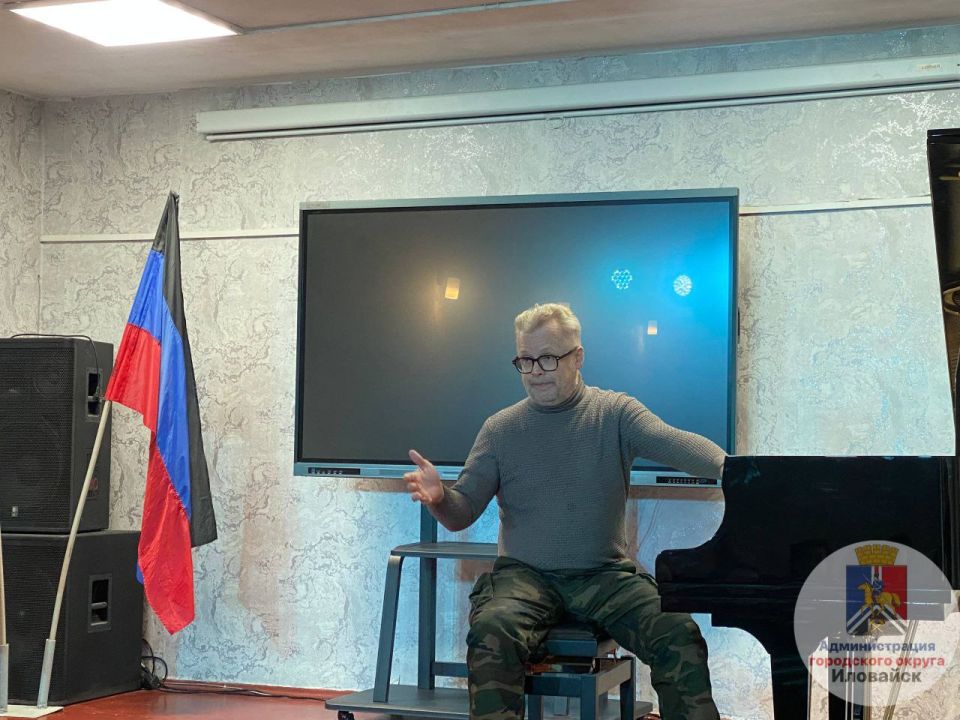 Денис Зубов: Сегодня в МБУДО «Детская школа искусств» состоялся концерт пианиста, певца, композитора – «российского короля рок-н-ролла» Дениса Мажукова Денис Зубов: Сегодня в МБУДО «Детская школа искусств» состоялся концерт пианиста, певца, композитора – «российского короля рок-н-ролла» Дениса Мажукова