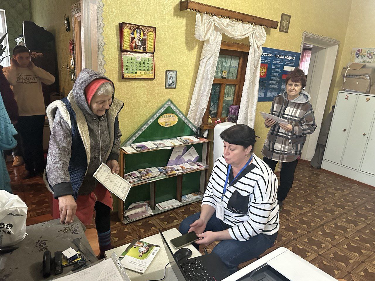 Вчера в пункте временного проживания в посёлке Бахчевик сотрудники клиентской службы, действующей на правах отдела, Тельмановского района Отделения Фонда пенсионного и социального страхования Российской Федерации по Донецкой... Вчера в пункте временного проживания в посёлке Бахчевик сотрудники клиентской службы, действующей на правах отдела, Тельмановского района Отделения Фонда пенсионного и социального страхования Российской Федерации по Донецкой...