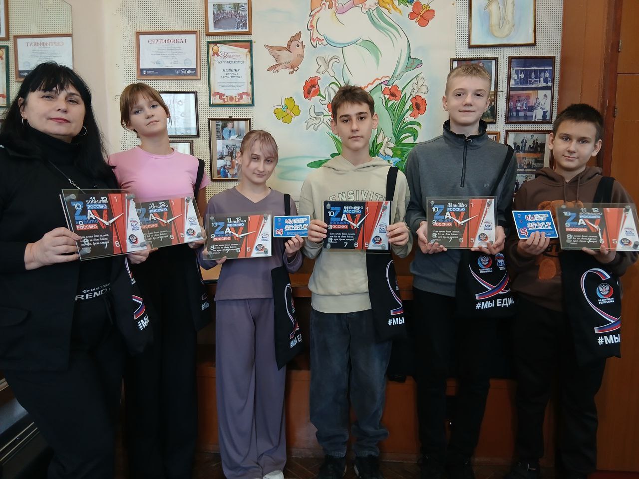 В Кировском подходит к завершению вручение подарков участникам Фестиваля «Мы – молодые, мы – равные» В Кировском подходит к завершению вручение подарков участникам Фестиваля «Мы – молодые, мы – равные»