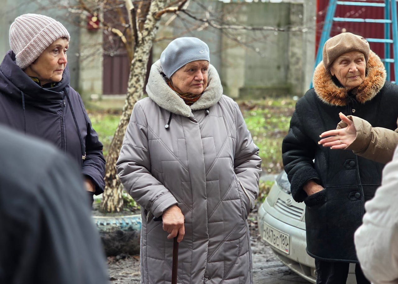 Иван Адамец: Первый заместитель руководителя Управы Куйбышевского района Алина Волкова и депутаты Донецкого городского совета встретились с жителями дома №39 по улице Сомова Иван Адамец: Первый заместитель руководителя Управы Куйбышевского района Алина Волкова и депутаты Донецкого городского совета встретились с жителями дома №39 по улице Сомова