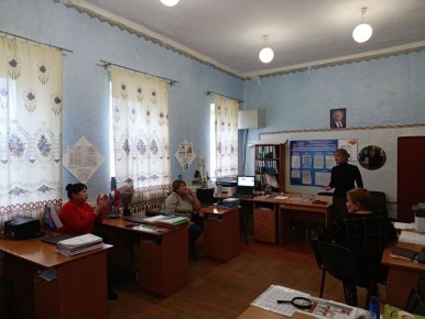 Начальник Коньковского территориального отдела Администрации Тельмановского округа провела встречу с трудовым коллективом Коньковской школы, где были рассмотрены такие темы: