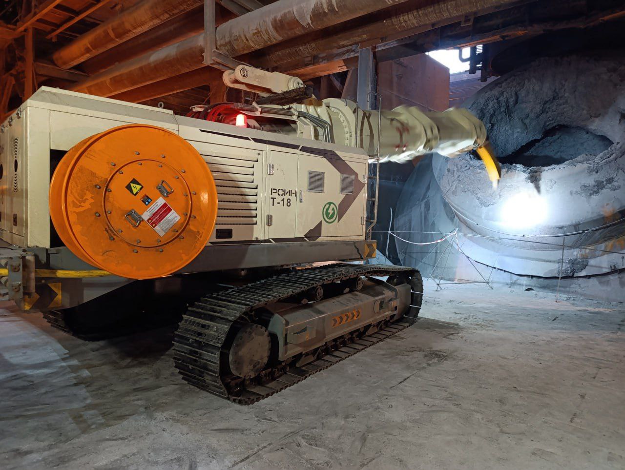 В рамках господдержки развития промышленного комплекса ДНР Енакиевский металлургический завод приобрёл машину для ломки футеровки конвертера взамен изношенного агрегата