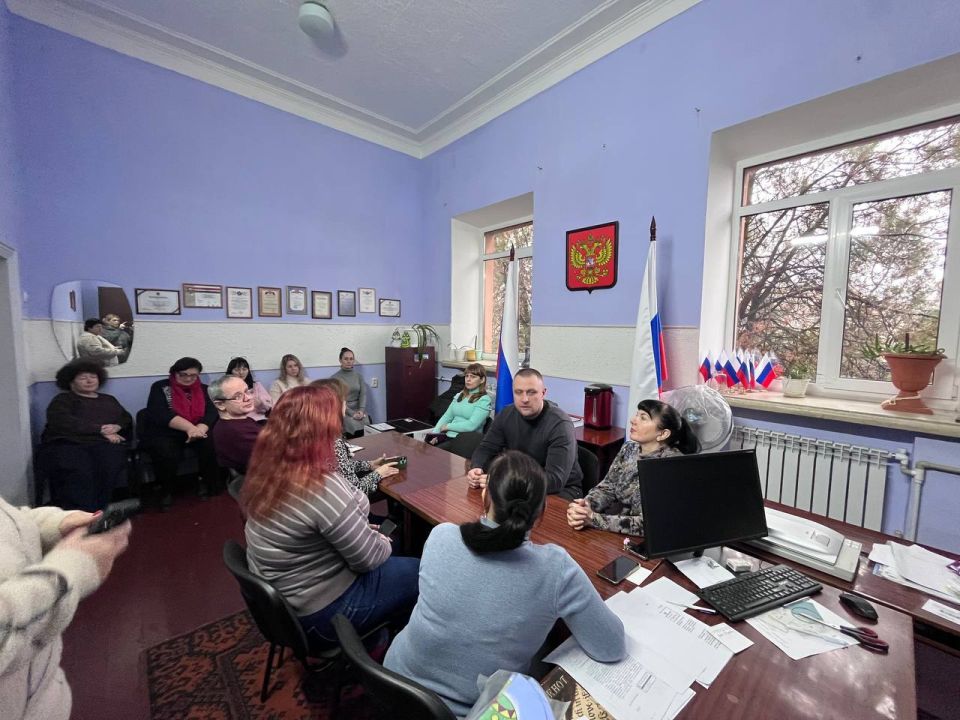 Вчера, 10 декабря, первый заместитель главы Администрации городского округа Харцызск Олег Захаров провел встречу с трудовым коллективом МБУ "Зугрэсский городской Дворец культуры" Вчера, 10 декабря, первый заместитель главы Администрации городского округа Харцызск Олег Захаров провел встречу с трудовым коллективом МБУ "Зугрэсский городской Дворец культуры"