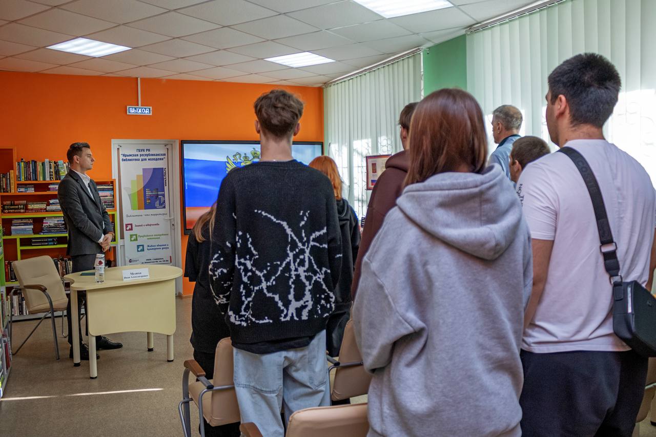 Иван Мезюхо: В преддверии Дня Конституции Российской Федерации встретился со студентами среднего профессионального образования в Крымской республиканской библиотеке для молодёжи (Симферополь) Иван Мезюхо: В преддверии Дня Конституции Российской Федерации встретился со студентами среднего профессионального образования в Крымской республиканской библиотеке для молодёжи (Симферополь)